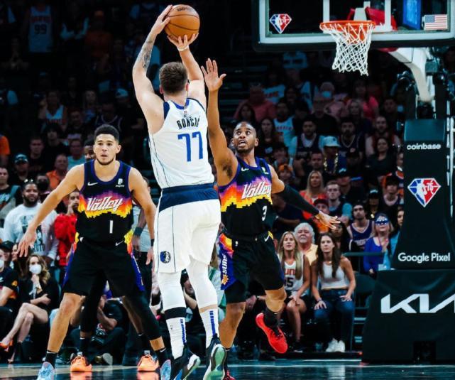 独行侠NBA战胜菲尼克斯太阳东契奇后撤步三分(2019年4月独行侠vs太阳)